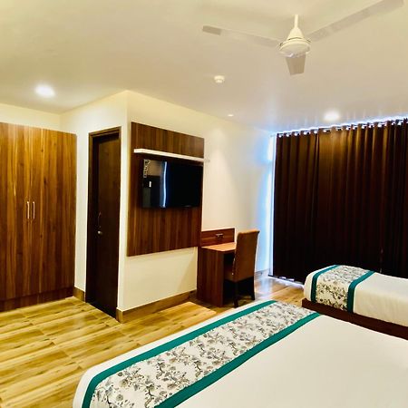 Hotel White And Restaurant 300 Mtr From Golden Temple Amritsar Bagian luar foto