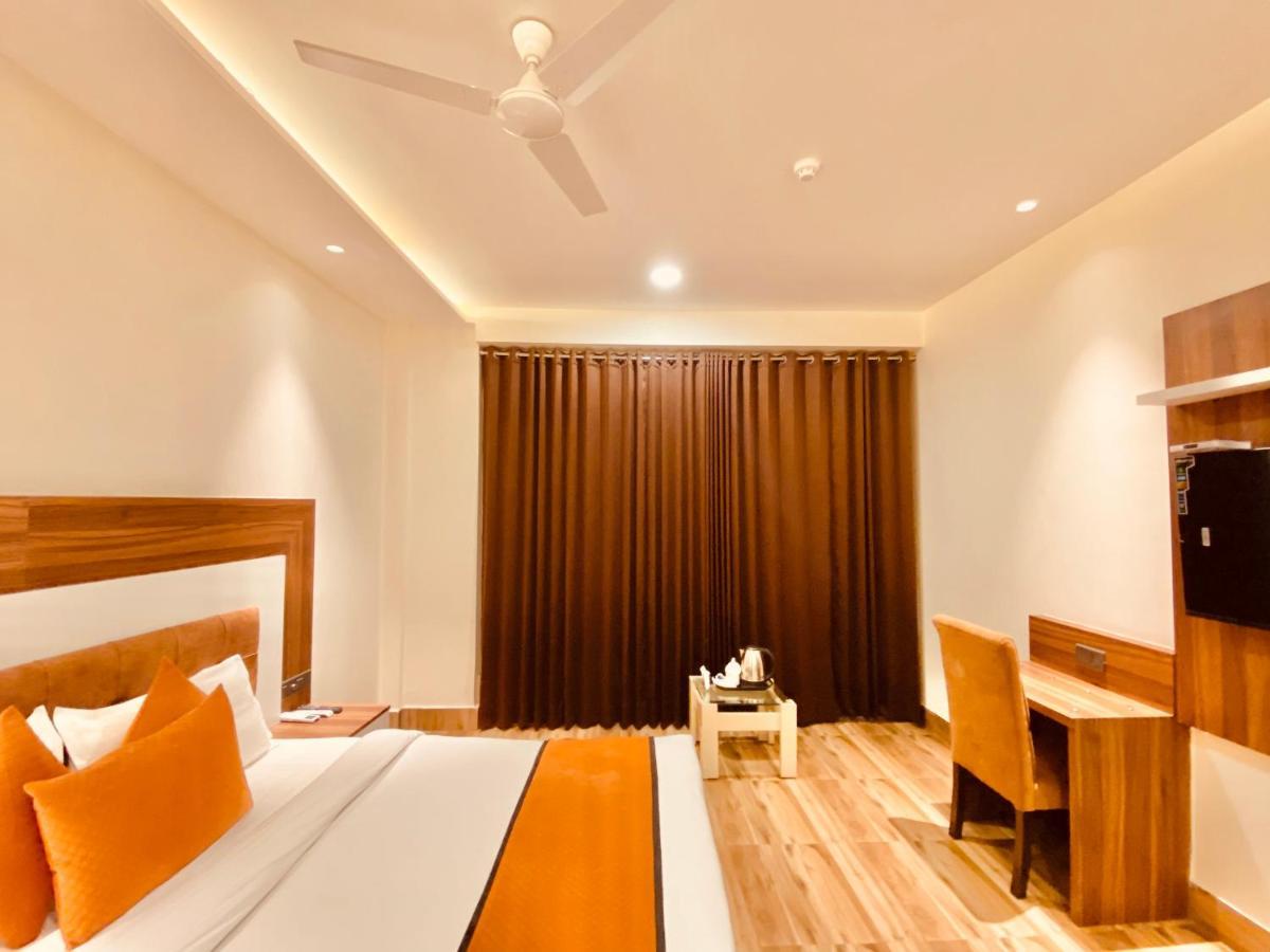 Hotel White And Restaurant 300 Mtr From Golden Temple Amritsar Bagian luar foto