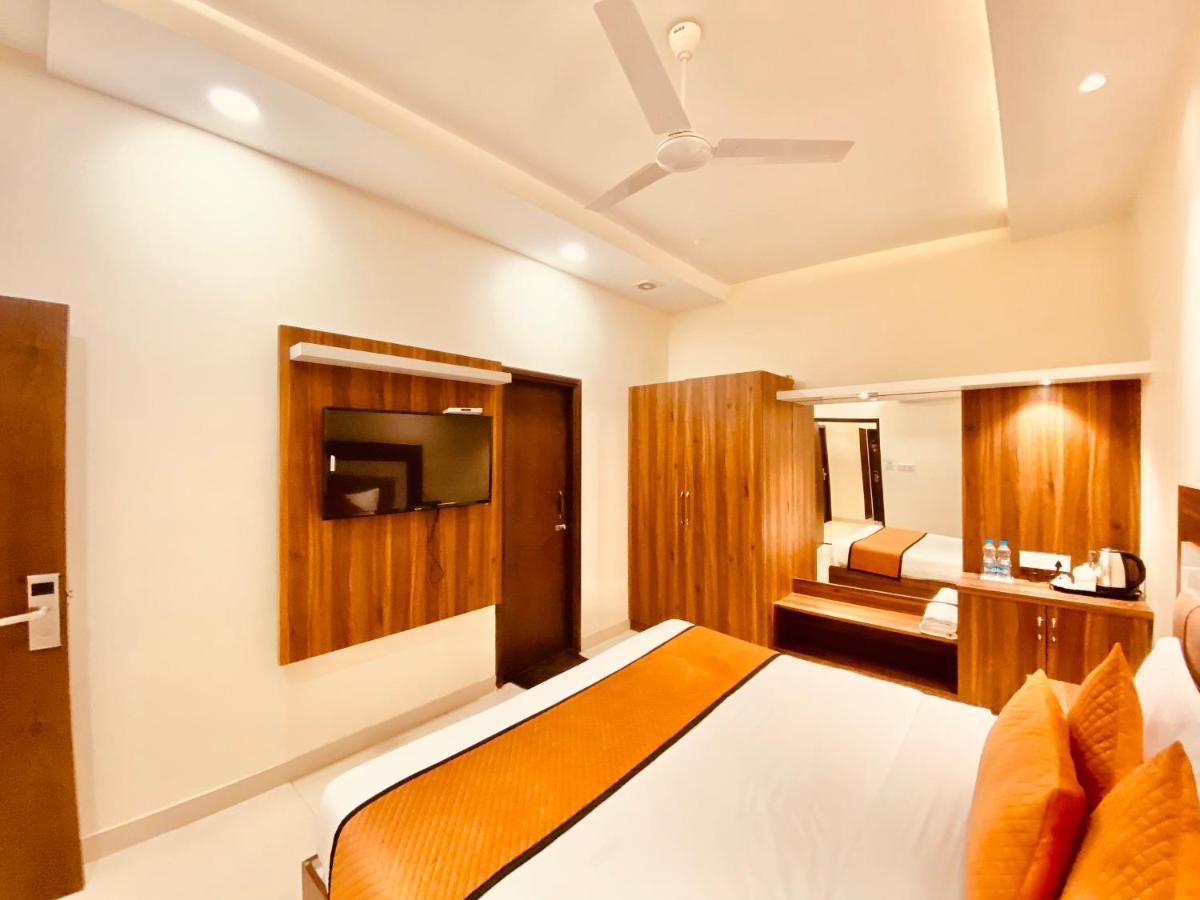 Hotel White And Restaurant 300 Mtr From Golden Temple Amritsar Bagian luar foto