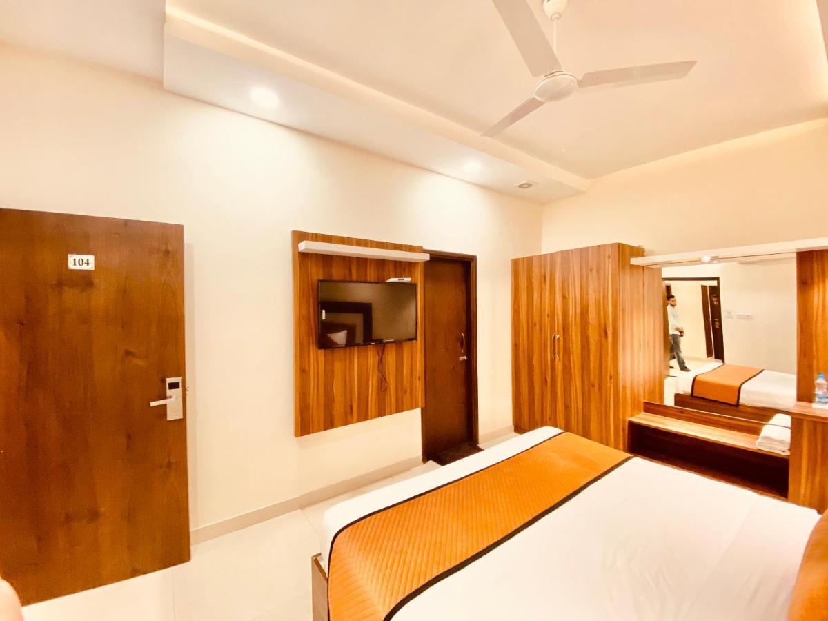 Hotel White And Restaurant 300 Mtr From Golden Temple Amritsar Bagian luar foto