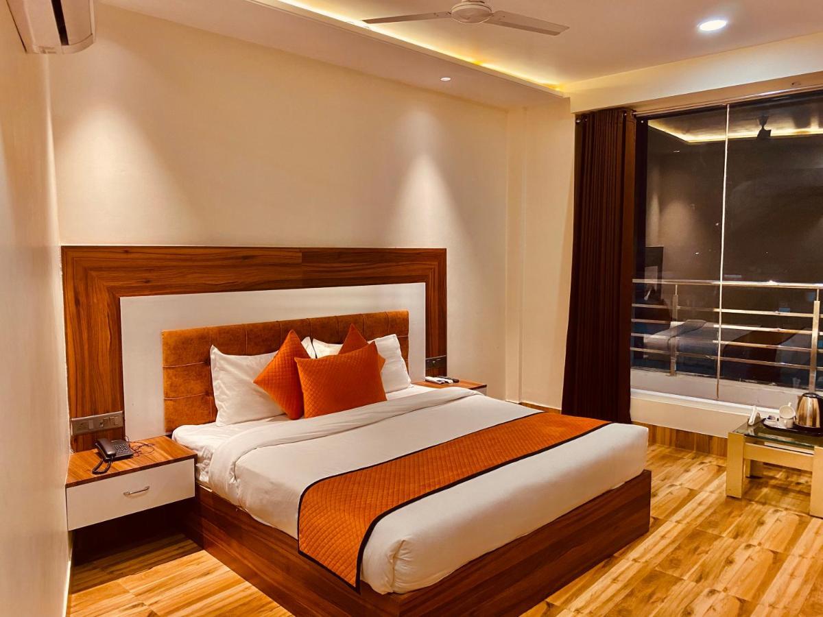Hotel White And Restaurant 300 Mtr From Golden Temple Amritsar Bagian luar foto
