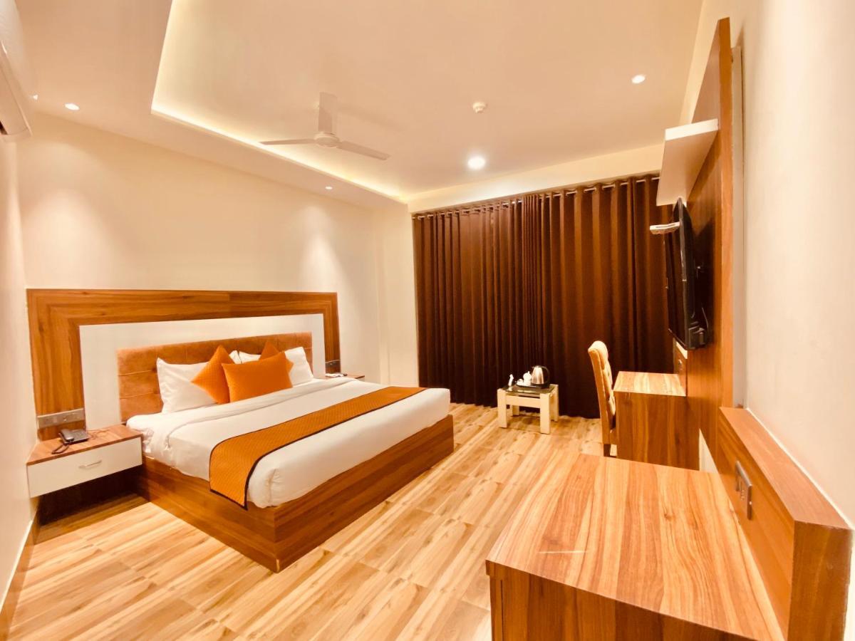 Hotel White And Restaurant 300 Mtr From Golden Temple Amritsar Bagian luar foto