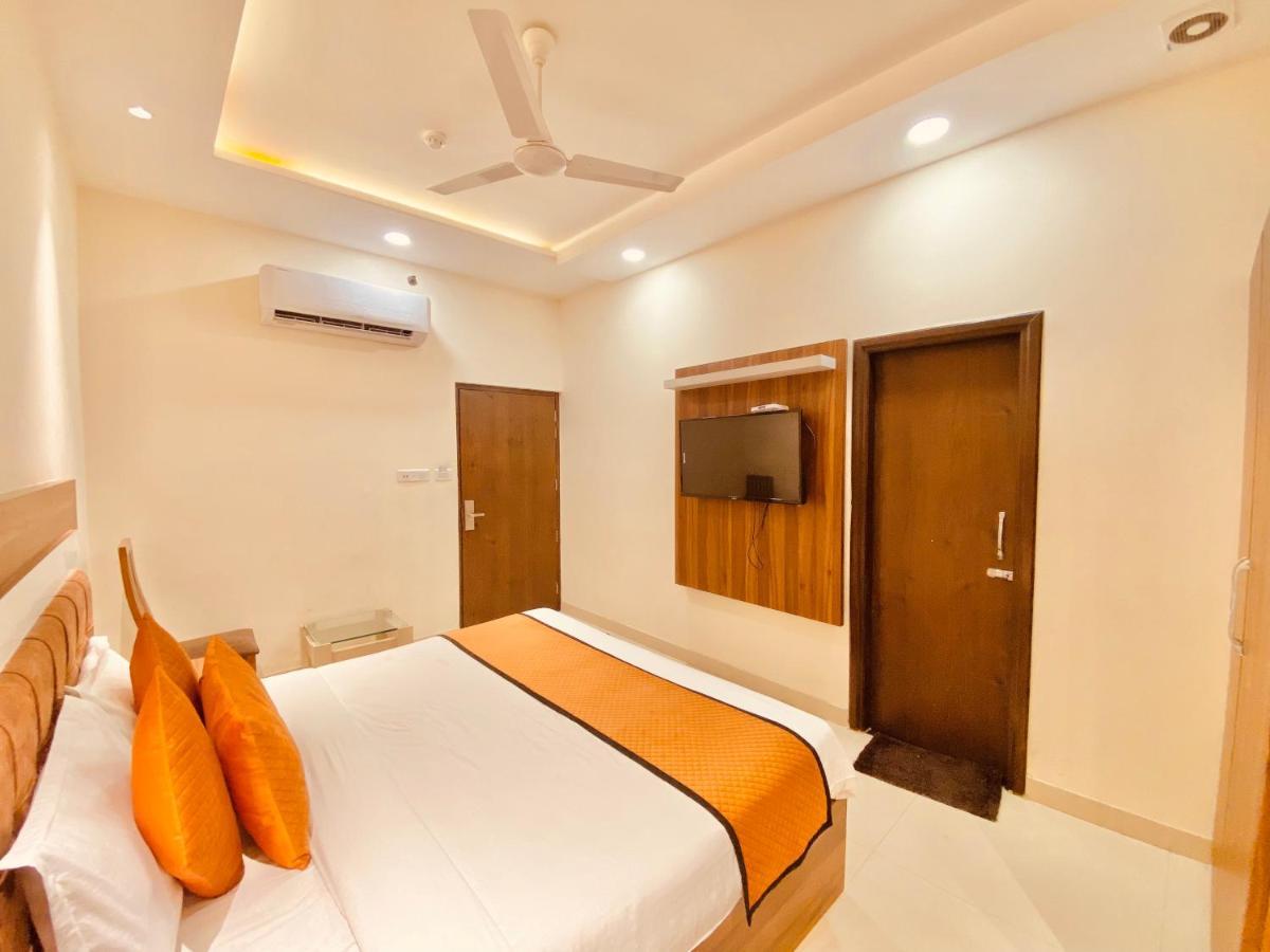Hotel White And Restaurant 300 Mtr From Golden Temple Amritsar Bagian luar foto
