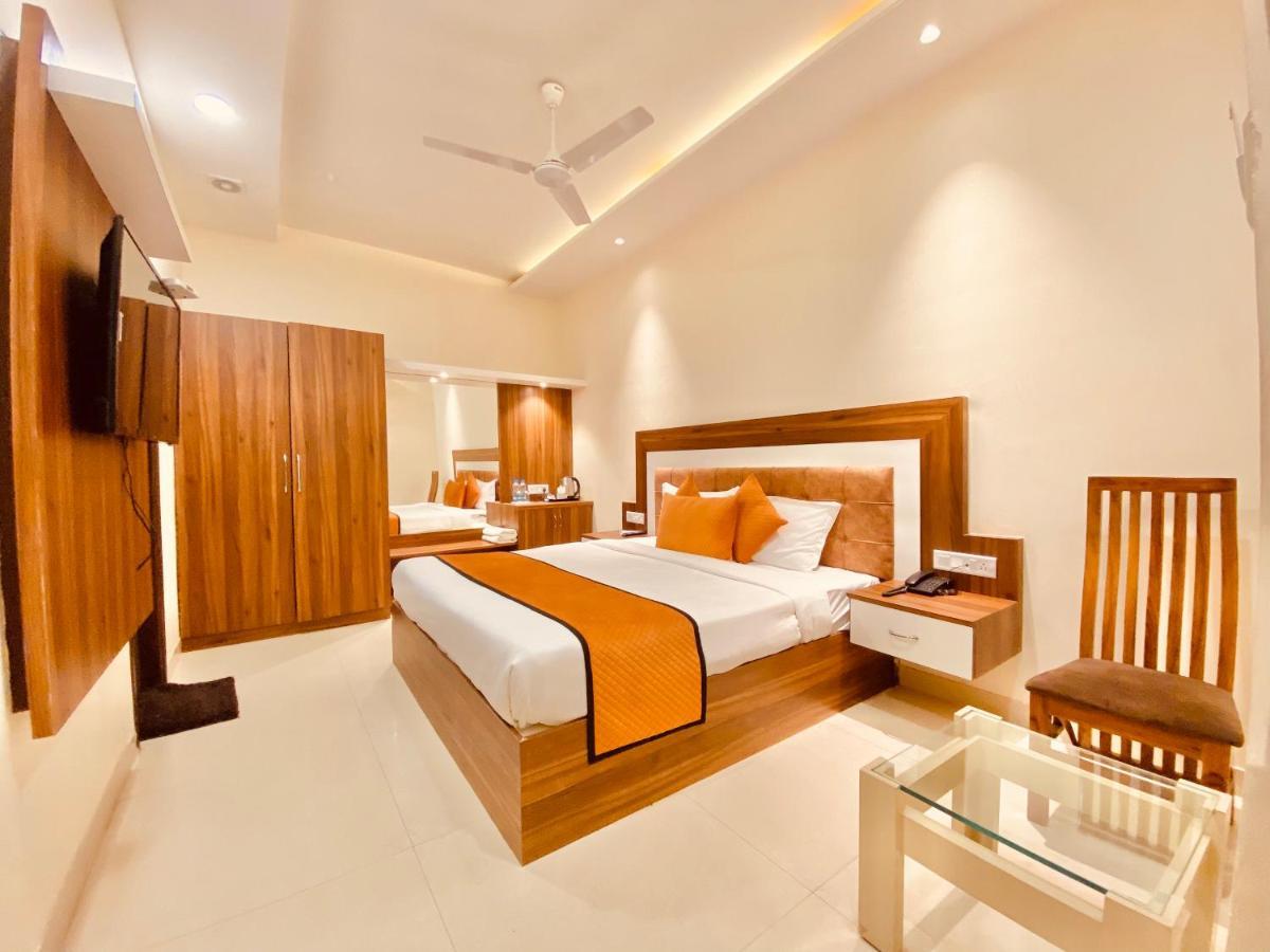 Hotel White And Restaurant 300 Mtr From Golden Temple Amritsar Bagian luar foto