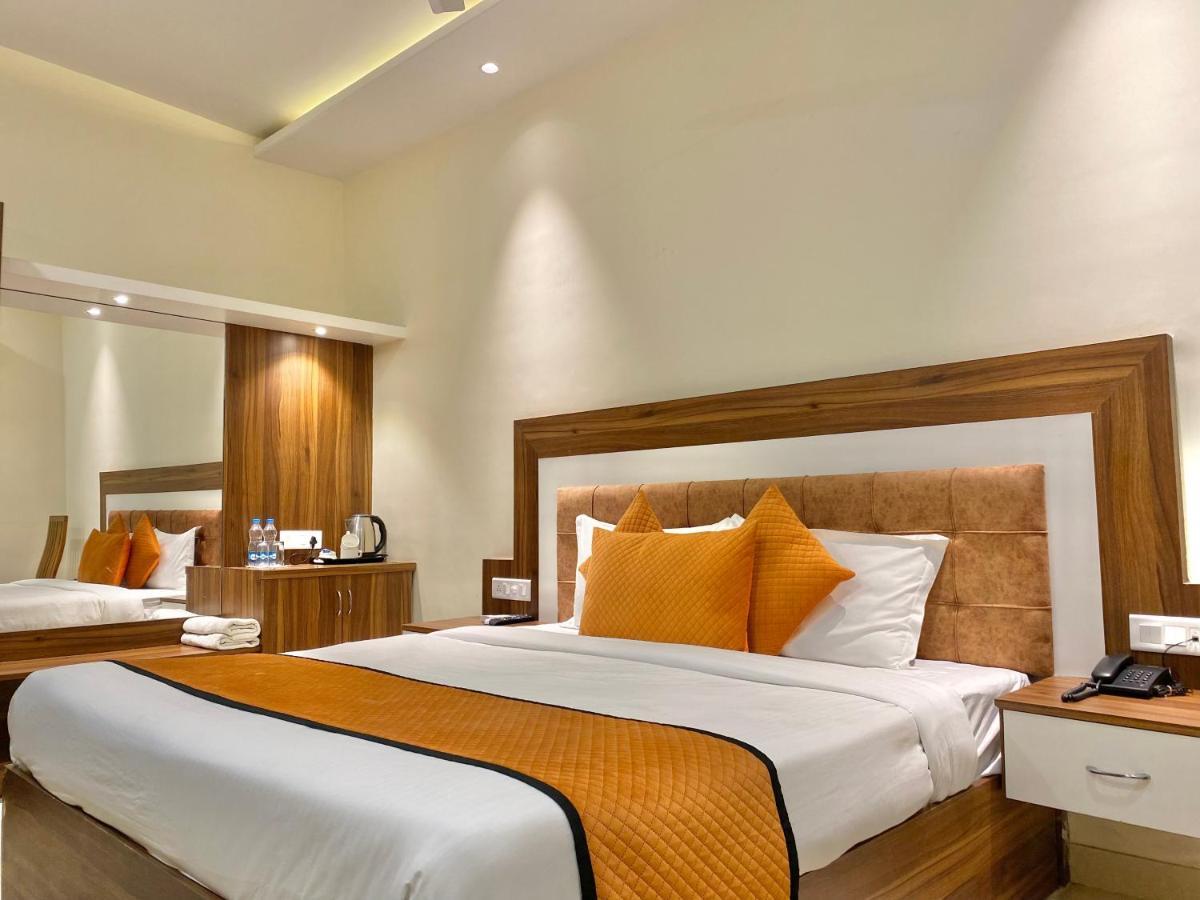 Hotel White And Restaurant 300 Mtr From Golden Temple Amritsar Bagian luar foto