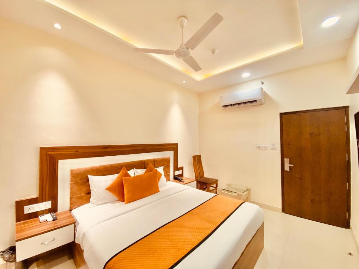 Hotel White And Restaurant 300 Mtr From Golden Temple Amritsar Bagian luar foto
