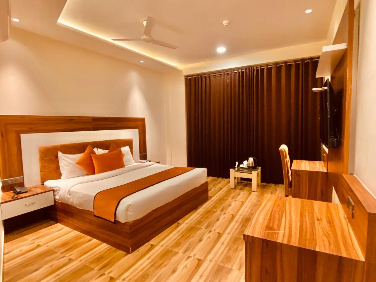 Hotel White And Restaurant 300 Mtr From Golden Temple Amritsar Bagian luar foto