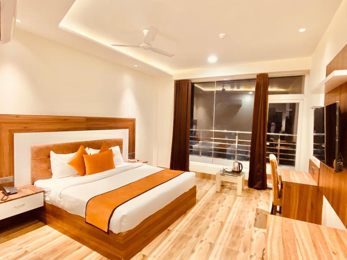 Hotel White And Restaurant 300 Mtr From Golden Temple Amritsar Bagian luar foto