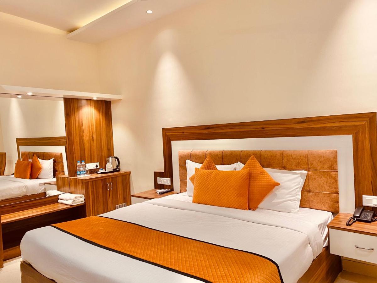 Hotel White And Restaurant 300 Mtr From Golden Temple Amritsar Bagian luar foto