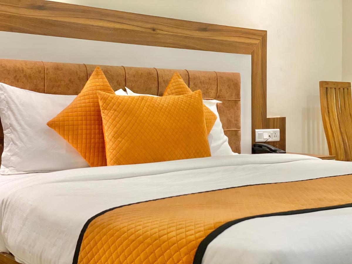 Hotel White And Restaurant 300 Mtr From Golden Temple Amritsar Bagian luar foto