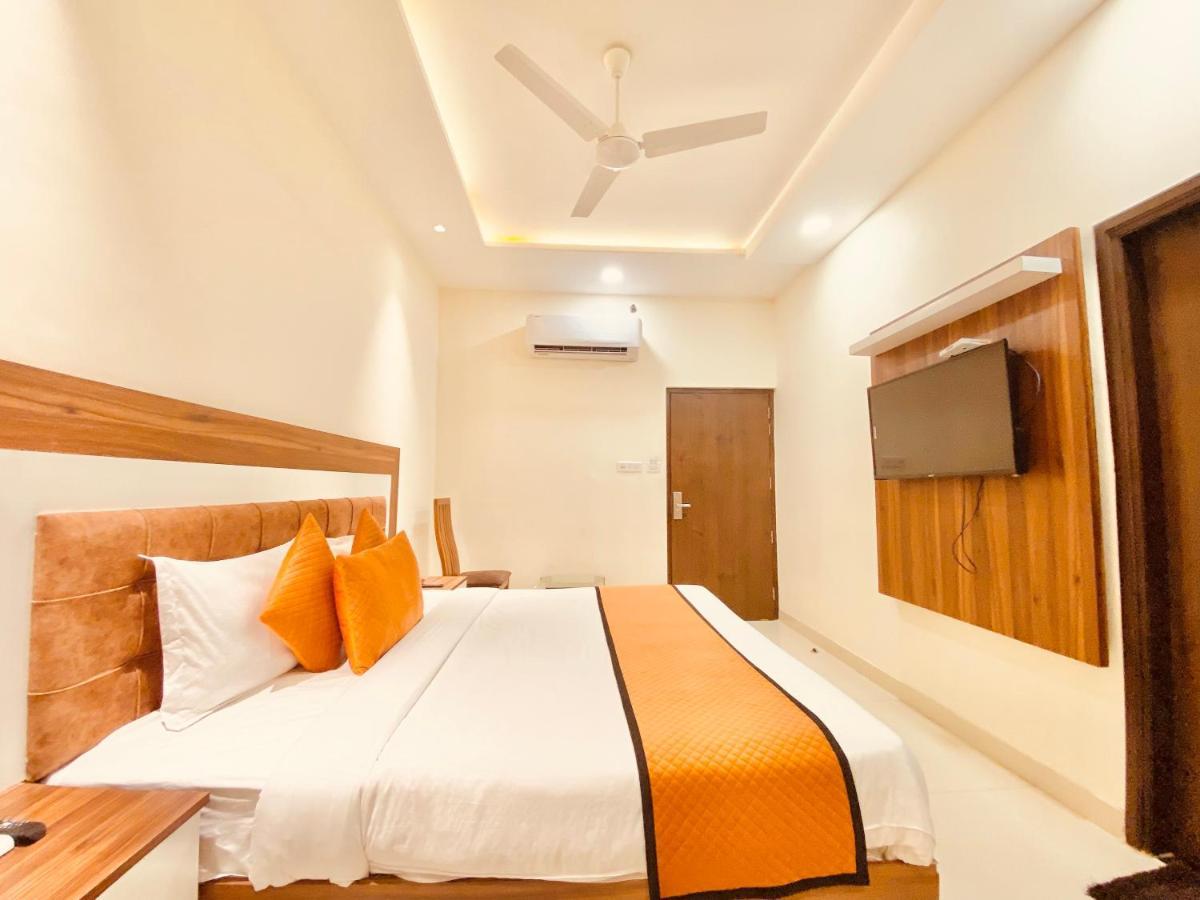 Hotel White And Restaurant 300 Mtr From Golden Temple Amritsar Bagian luar foto