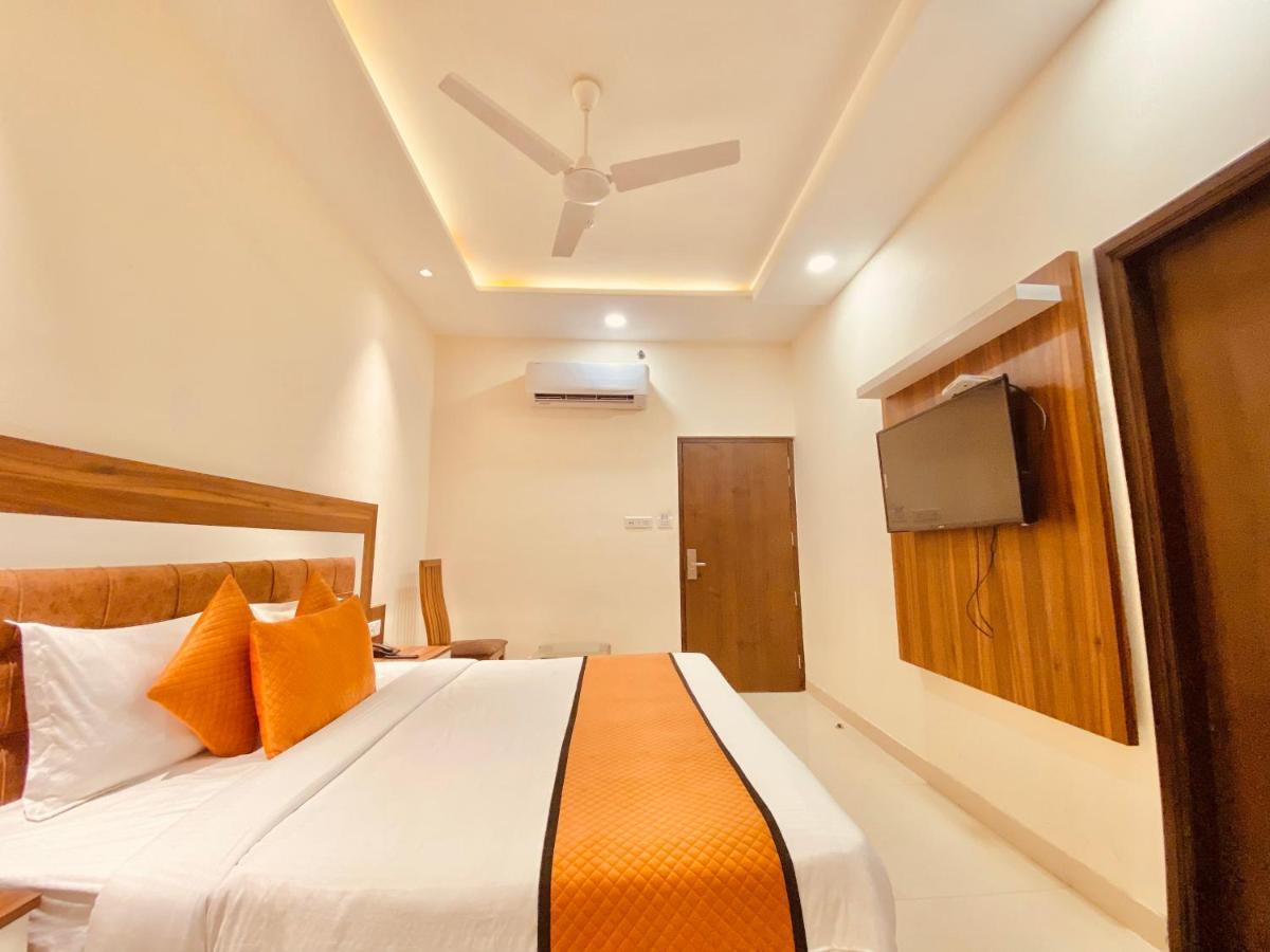 Hotel White And Restaurant 300 Mtr From Golden Temple Amritsar Bagian luar foto