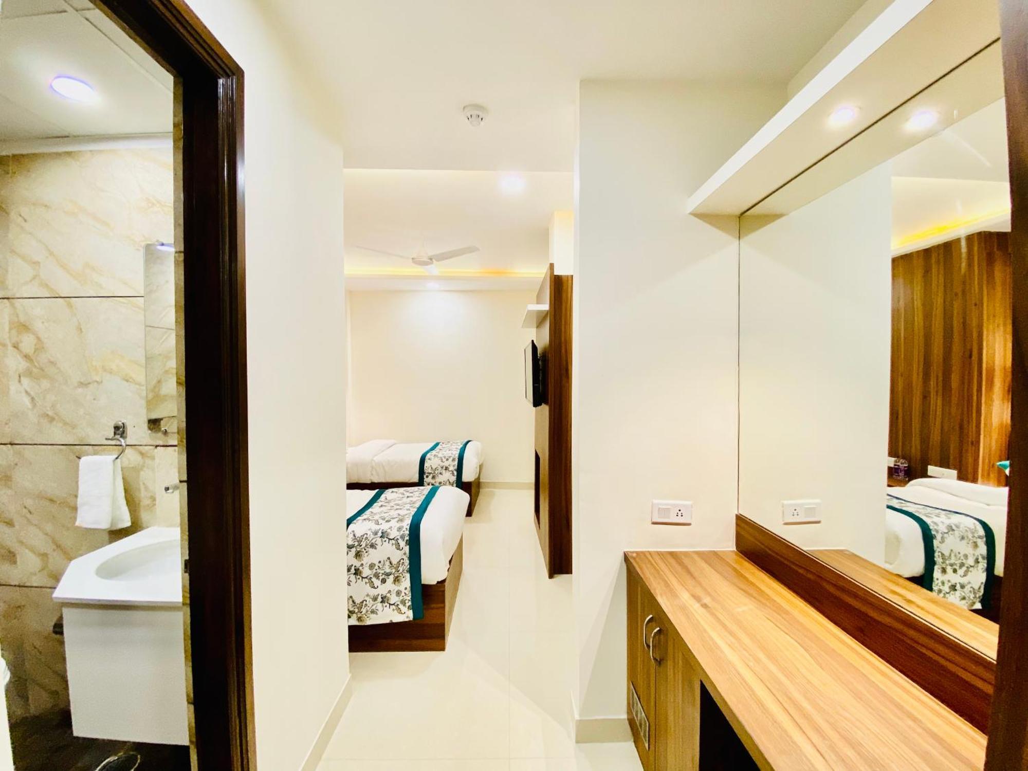 Hotel White And Restaurant 300 Mtr From Golden Temple Amritsar Bagian luar foto