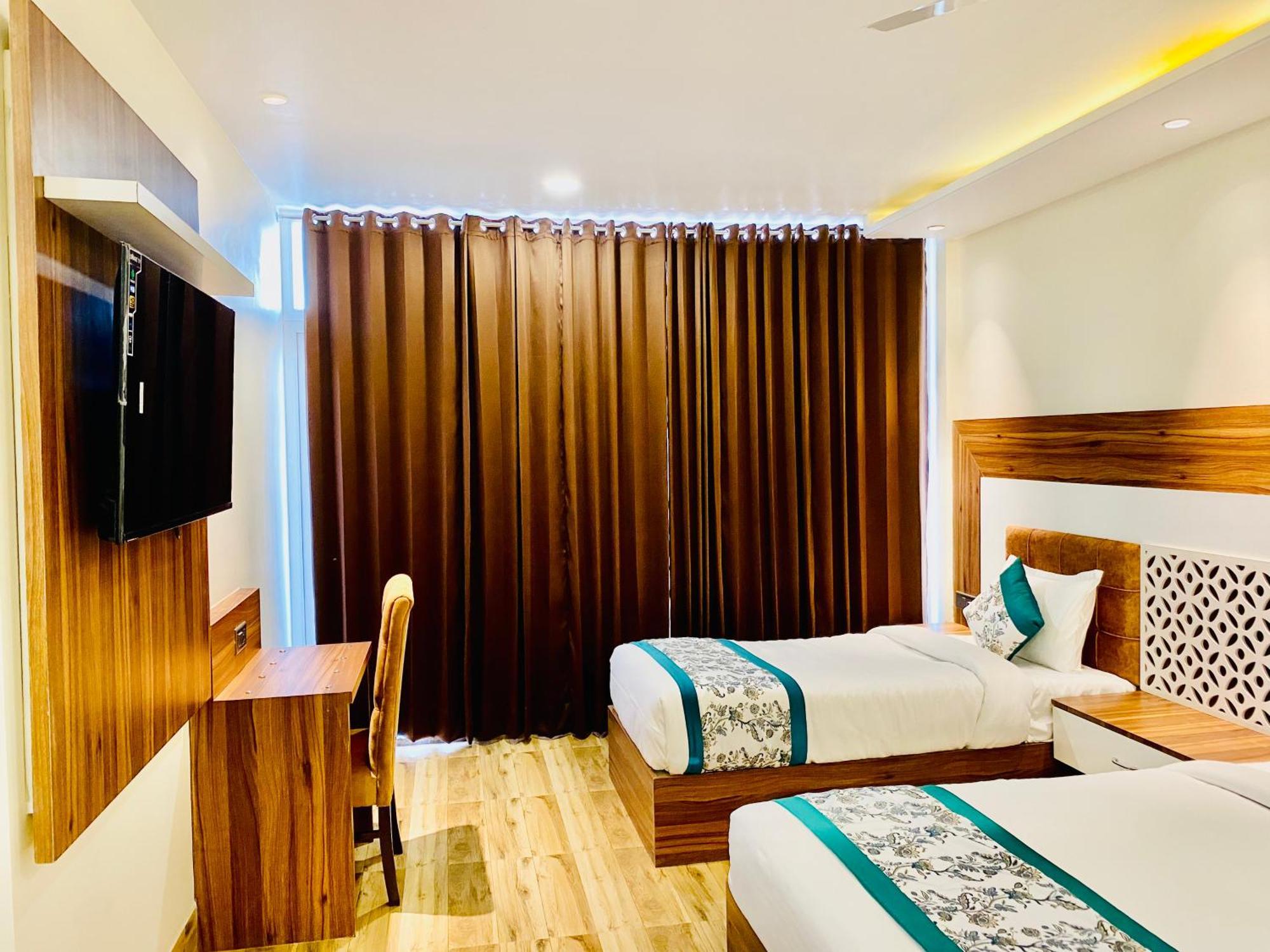 Hotel White And Restaurant 300 Mtr From Golden Temple Amritsar Bagian luar foto