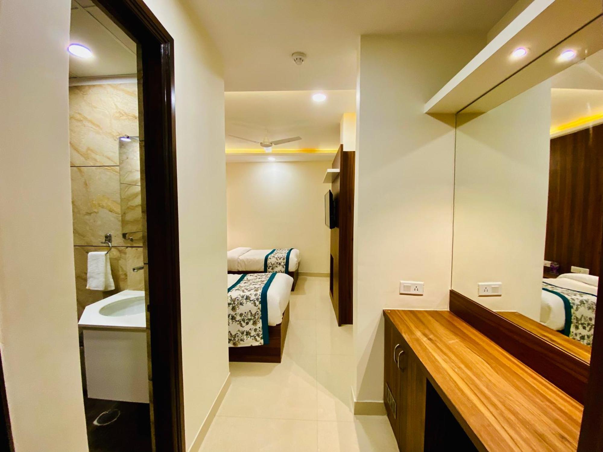 Hotel White And Restaurant 300 Mtr From Golden Temple Amritsar Bagian luar foto
