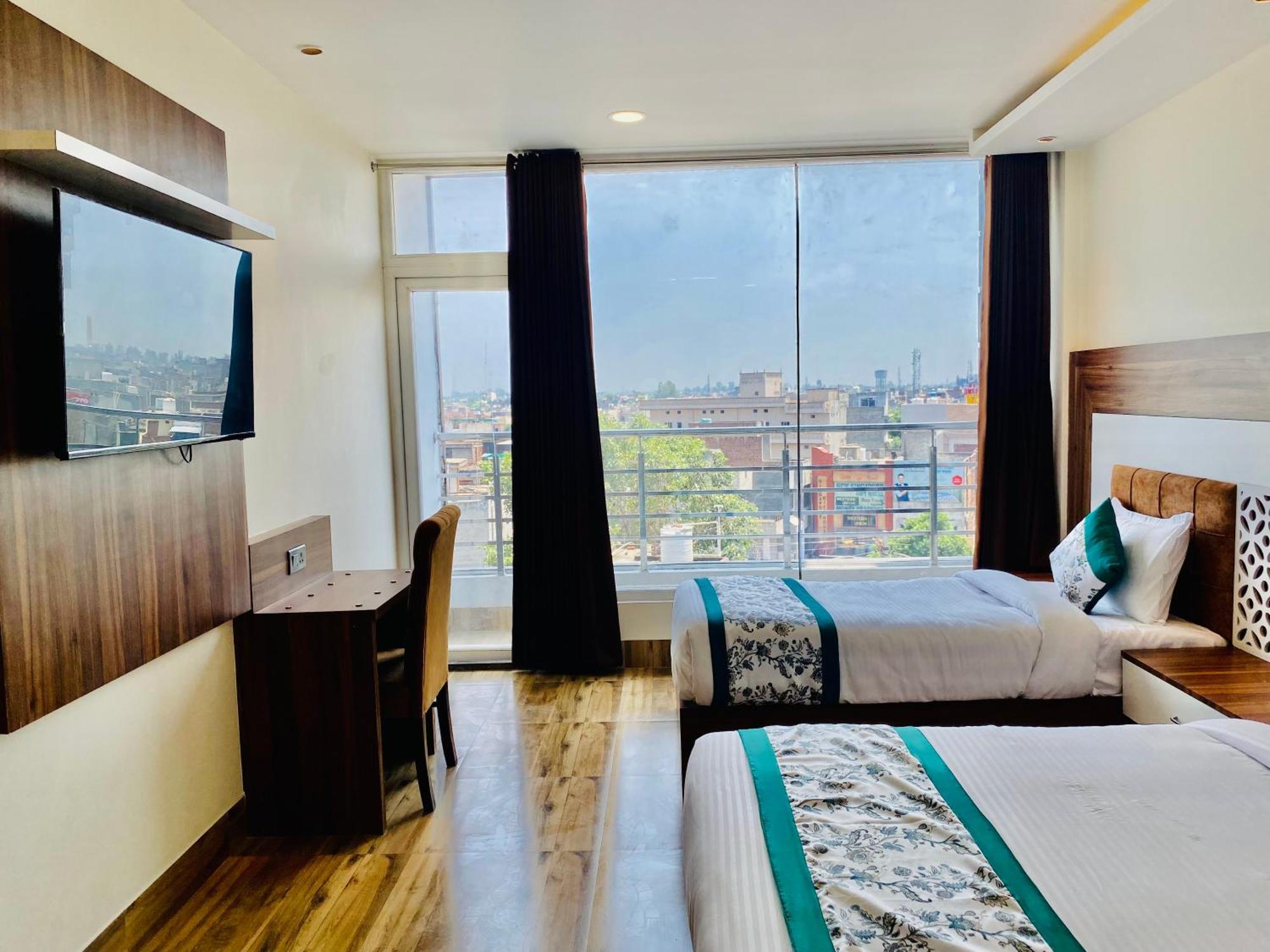 Hotel White And Restaurant 300 Mtr From Golden Temple Amritsar Bagian luar foto