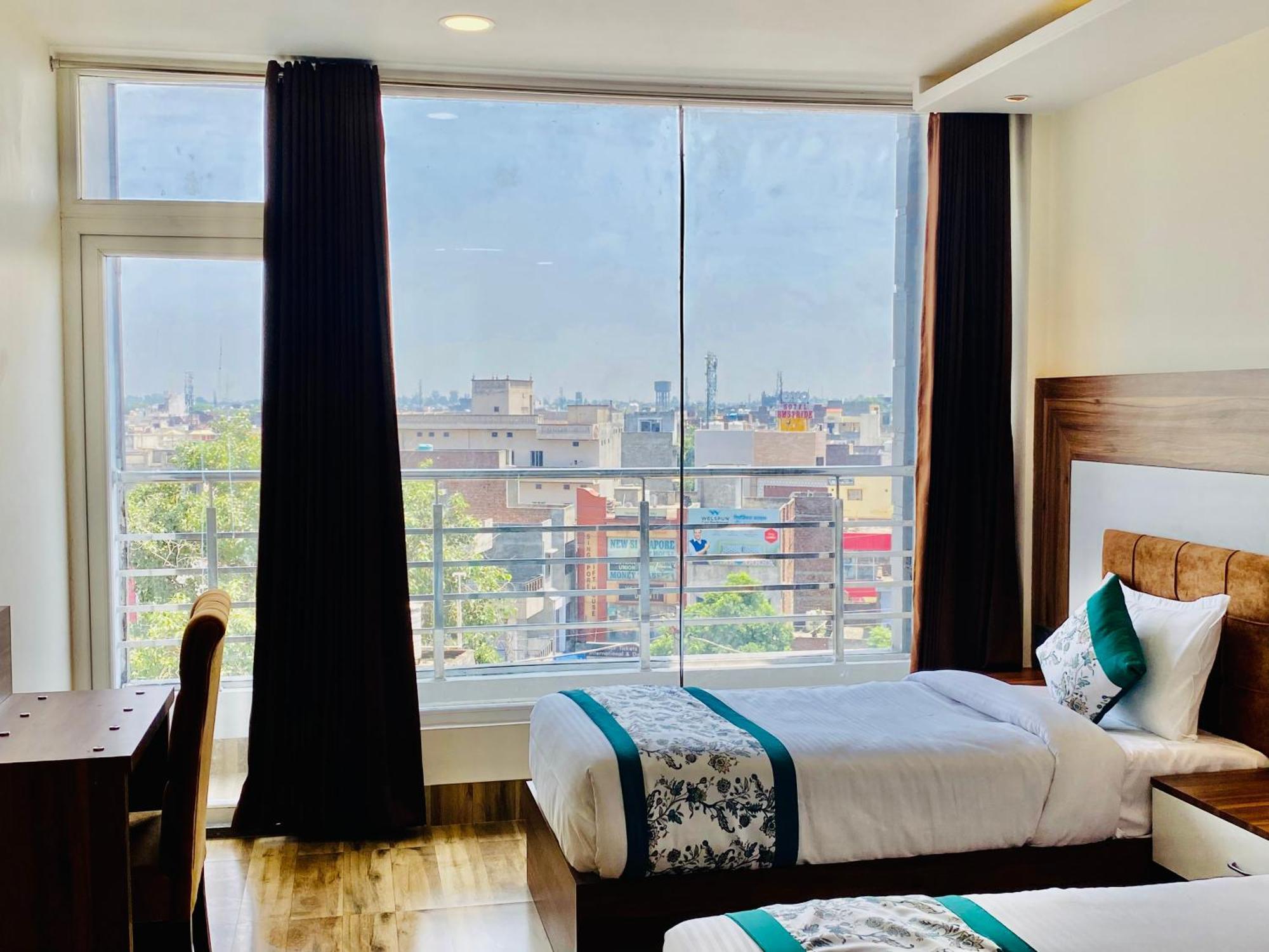 Hotel White And Restaurant 300 Mtr From Golden Temple Amritsar Bagian luar foto
