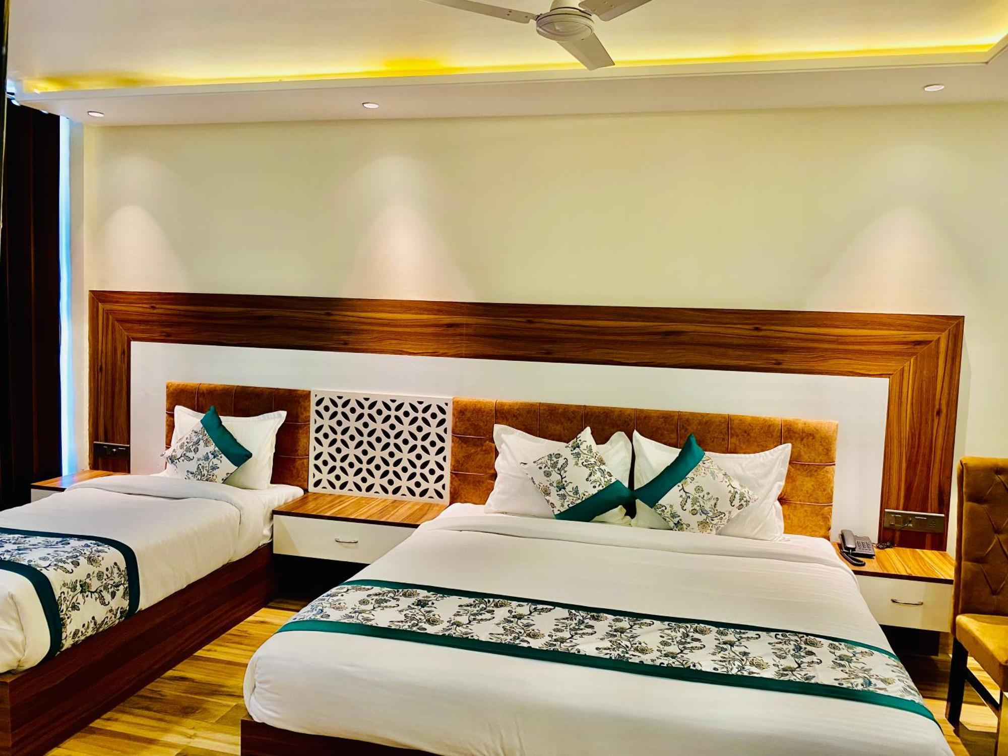 Hotel White And Restaurant 300 Mtr From Golden Temple Amritsar Bagian luar foto