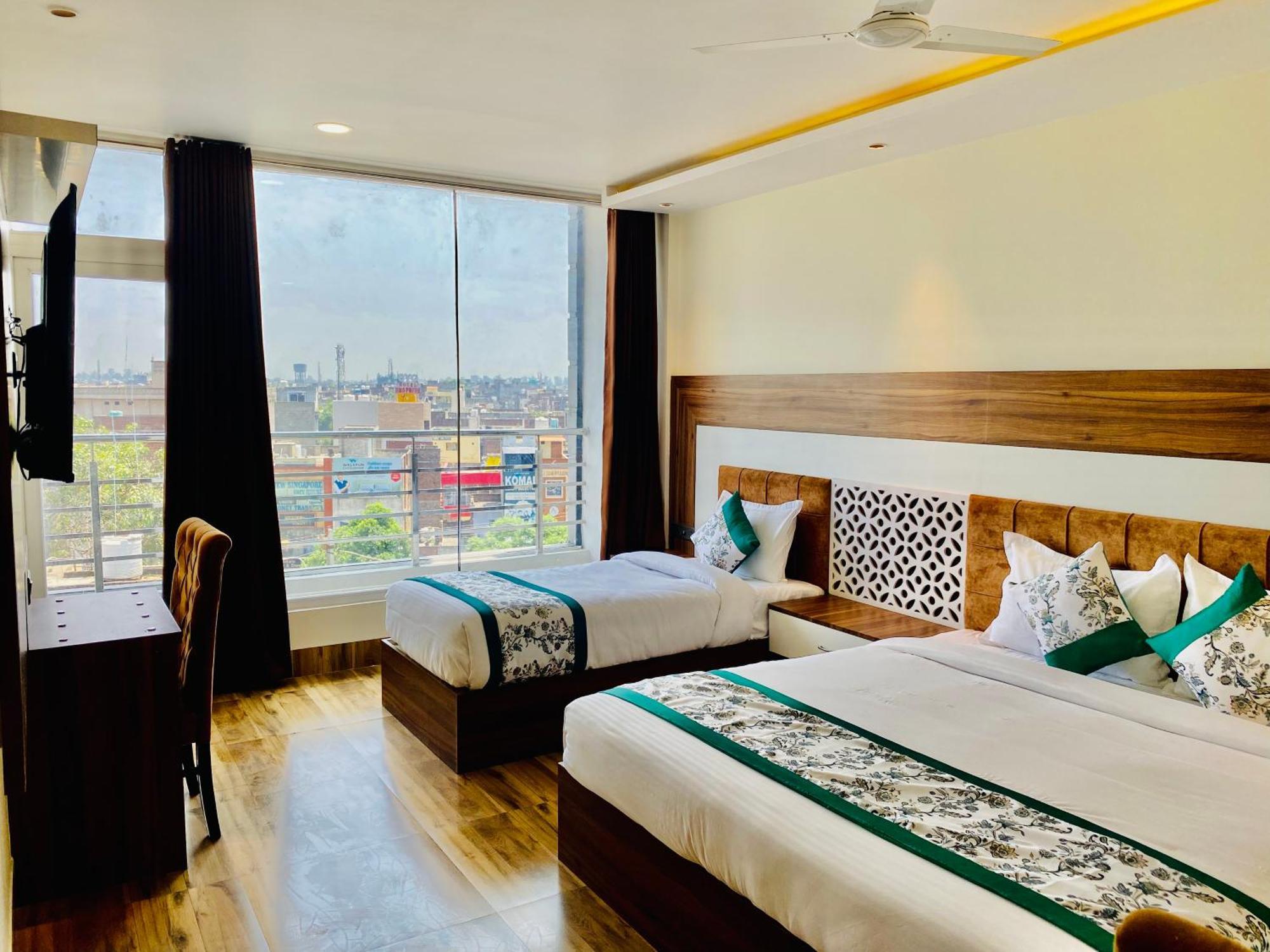 Hotel White And Restaurant 300 Mtr From Golden Temple Amritsar Bagian luar foto